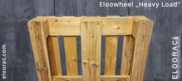 Zusehen ist die Montage der Eloowheel Heavy load Rollen an eine EURO Palette. Die Rolle wird angesteckt, der Bolze und die Stange werden durch geschoben und anschließend gesichert.